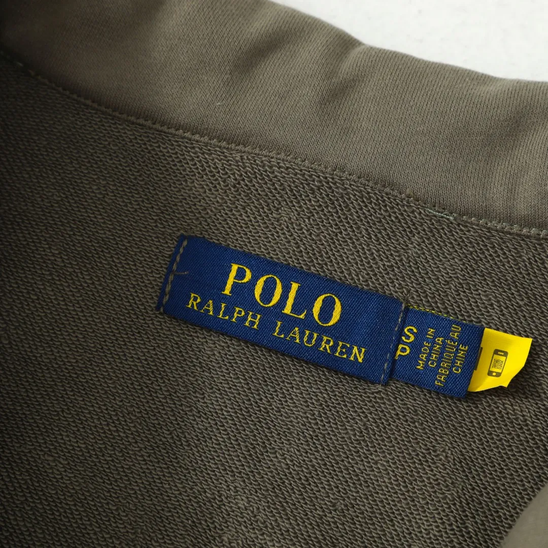 P260 #R99 Ralph Lauren pony logo eight-color half-zip lapel sweatshirt. Wear three times in one suit, easy to switch styles: Fully stand-up collar mode: crisp lapel three-dimensional windproof, taking into account warmth and cool lines, full of coolness ▫️Half-open lazy mode: slightly exposed collarbone, relaxed and comfortable | Pair with a shirt or high collar to show the intellectual atmosphere ▫️Full-open V-neck mode: Visually extends the neck-shoulder ratio | Stacking is more layered, hiding the flesh and making it look slimmer, making it easy to wear with a sense of luxury. Genderless design, shared wardrobe concept: White is gentle and elegant | Black is cool and slimming | Both colors can be used to create a couple CP look. 8 colors are available in the full line | From classic to soft | Meet all daily and occasion dressing needs Quality is reflected in the details: Micro-label logo embroidery | Loose but not procrastinating tailoring | High-grade fabrics ensure a comfortable fit. Easily manage various scenarios such as workplace commuting, weekend leisure, and date travel, effortless chic is the definition of effortless chic.  Color: Black White Navy Mint Green Khaki Pink Yellow Army Green Size: S M L